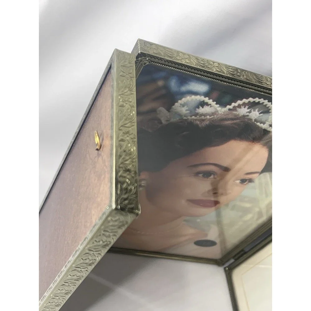 Vintage 1960s TriFold Folding Picture Frame 8x10 Center original stock display